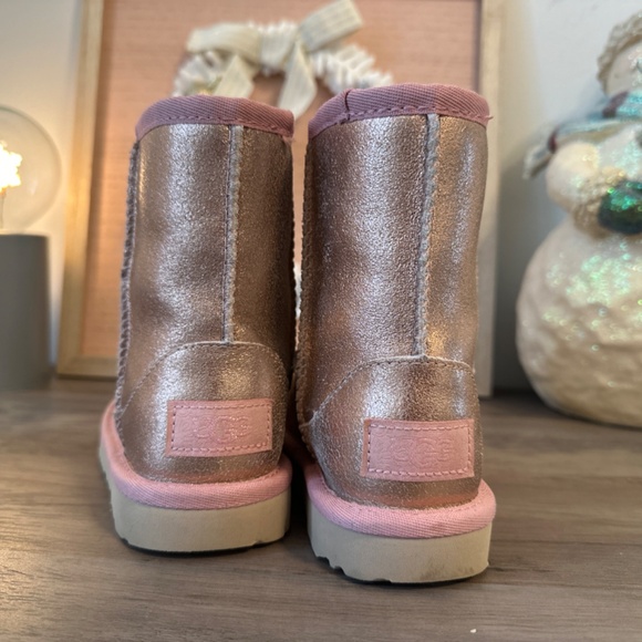 UGG Kids | Classic II Metallic Glitter in Rose Gold - Picture 5 of 7